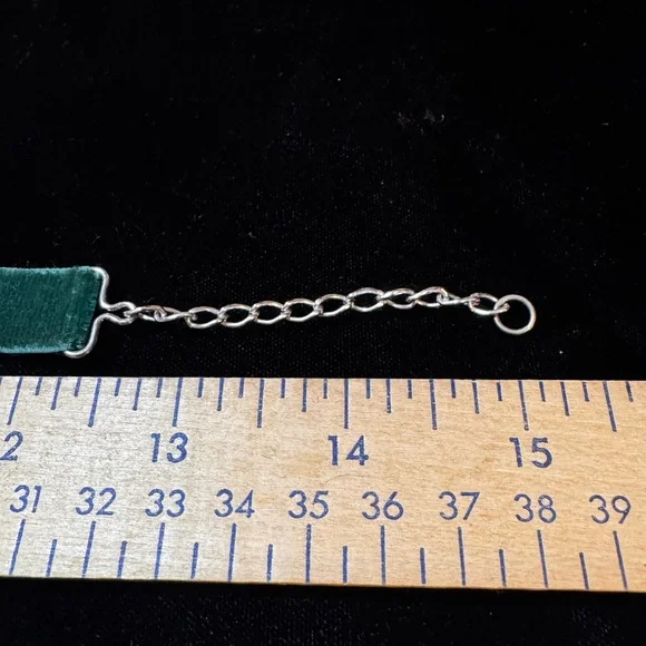 Girls Green Velvet Choker - Picture 6 of 6